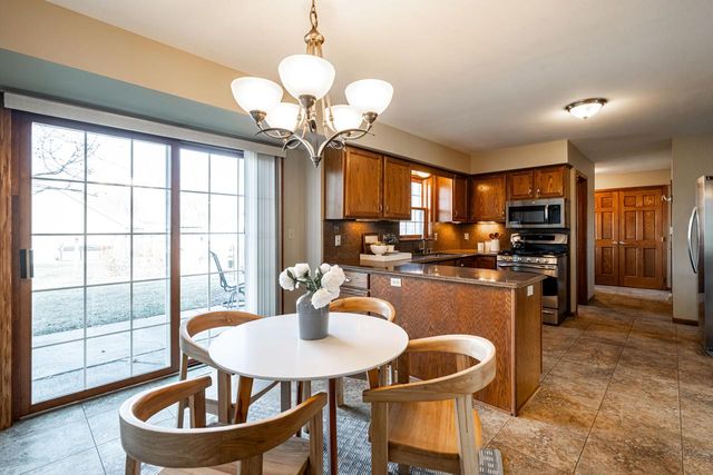 8850 W Lake Pointe CIRCLE, Franklin, WI 53132