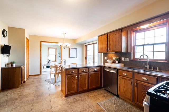 8850 W Lake Pointe CIRCLE, Franklin, WI 53132