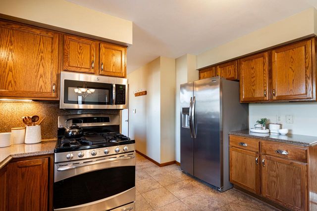 8850 W Lake Pointe CIRCLE, Franklin, WI 53132