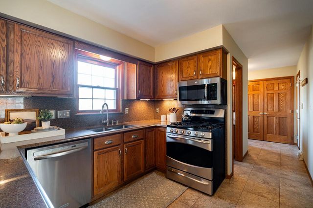 8850 W Lake Pointe CIRCLE, Franklin, WI 53132