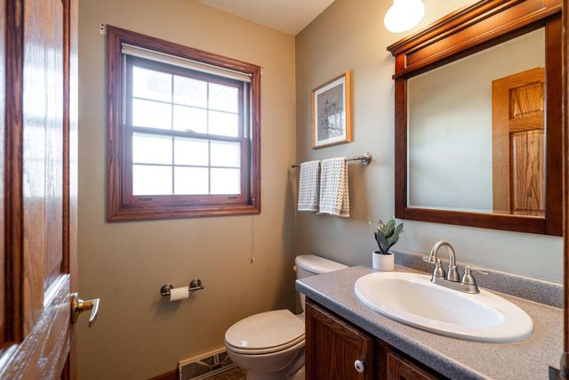 8850 W Lake Pointe CIRCLE, Franklin, WI 53132