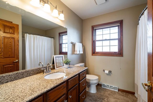 8850 W Lake Pointe CIRCLE, Franklin, WI 53132