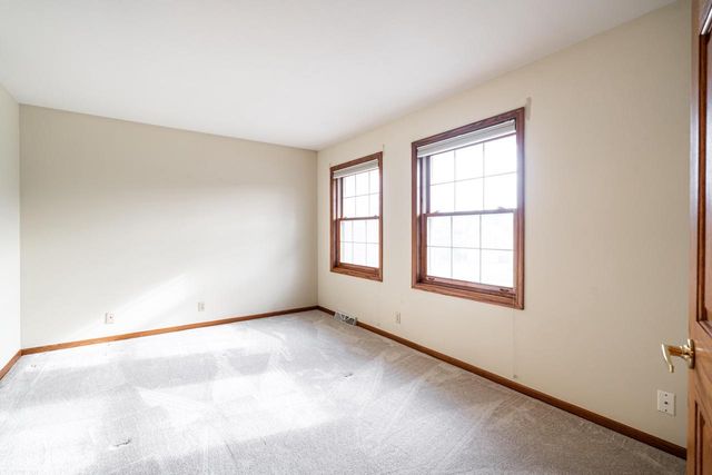 8850 W Lake Pointe CIRCLE, Franklin, WI 53132