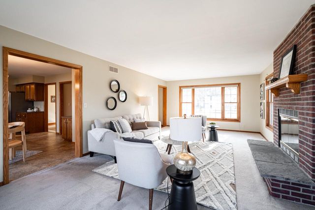 8850 W Lake Pointe CIRCLE, Franklin, WI 53132