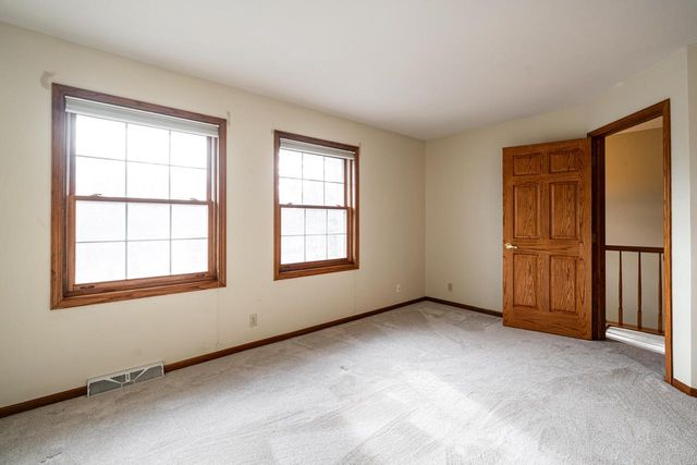 8850 W Lake Pointe CIRCLE, Franklin, WI 53132