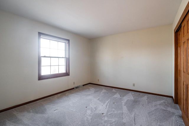 8850 W Lake Pointe CIRCLE, Franklin, WI 53132