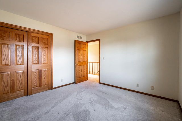 8850 W Lake Pointe CIRCLE, Franklin, WI 53132