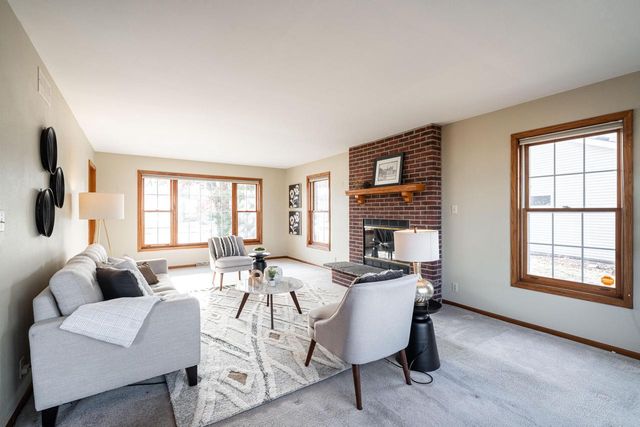 8850 W Lake Pointe CIRCLE, Franklin, WI 53132