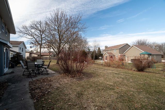 8850 W Lake Pointe CIRCLE, Franklin, WI 53132