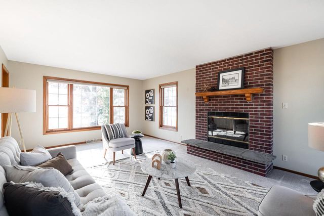 8850 W Lake Pointe CIRCLE, Franklin, WI 53132