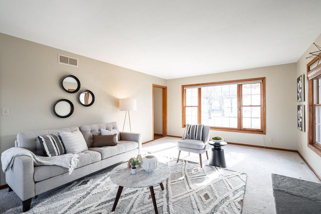 8850 W Lake Pointe CIRCLE, Franklin, WI 53132