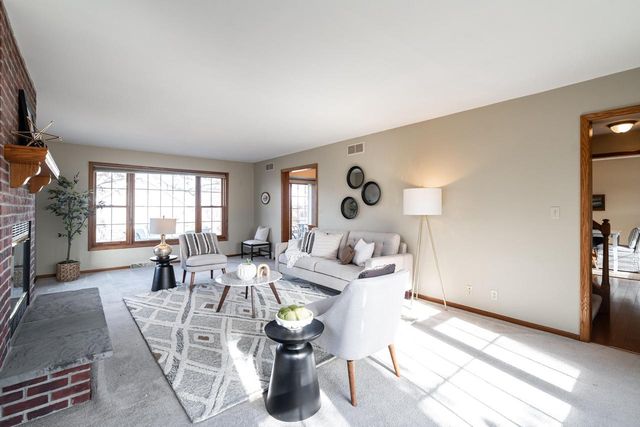 8850 W Lake Pointe CIRCLE, Franklin, WI 53132