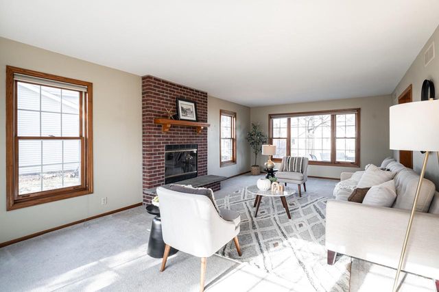 8850 W Lake Pointe CIRCLE, Franklin, WI 53132