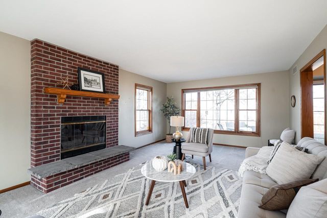 8850 W Lake Pointe CIRCLE, Franklin, WI 53132