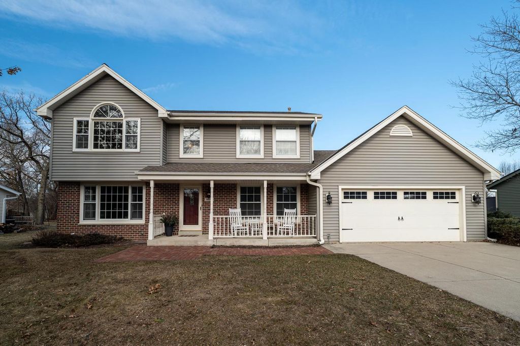 8850 W Lake Pointe CIRCLE, Franklin, WI 53132