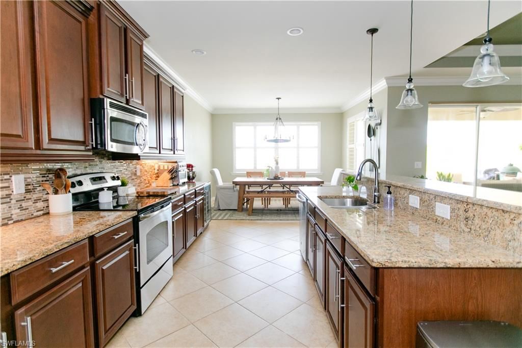 Image 12 of property listing at 2604 Stonyhill CT, Cape Coral, FL 33991