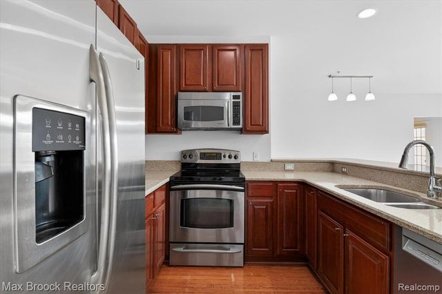 3255 Camden Drive, Troy, MI 48084