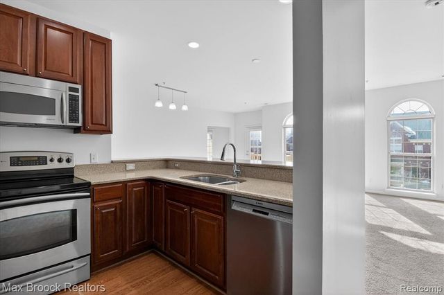 3255 Camden Drive, Troy, MI 48084