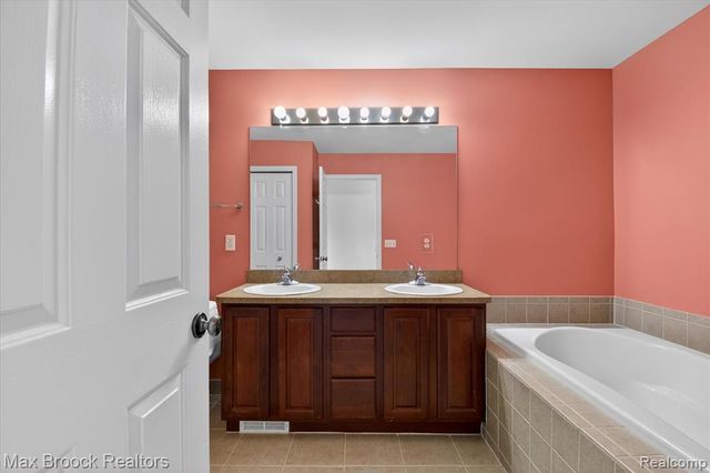 3255 Camden Drive, Troy, MI 48084