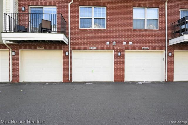 3255 Camden Drive, Troy, MI 48084