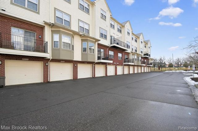 3255 Camden Drive, Troy, MI 48084