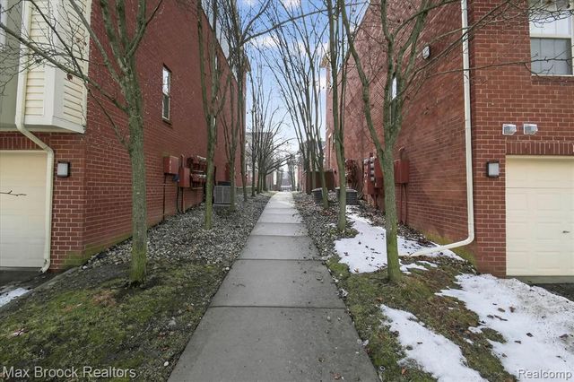 3255 Camden Drive, Troy, MI 48084