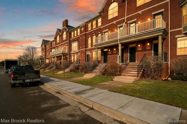 3255 Camden Drive, Troy, MI 48084