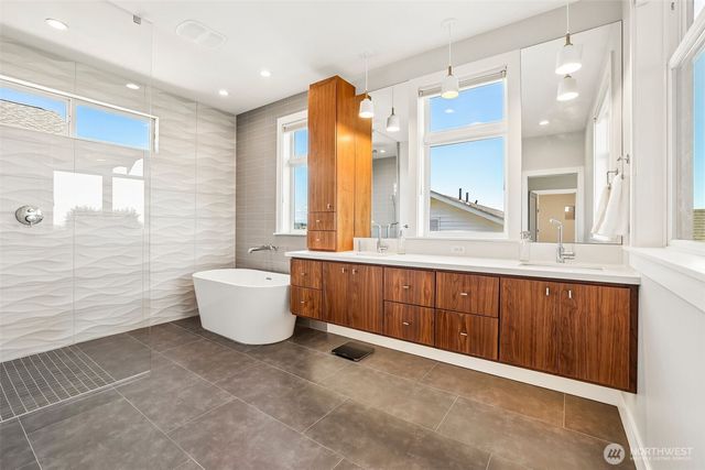 2460 W Lynn Street, Seattle, WA 98199