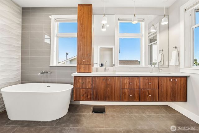 2460 W Lynn Street, Seattle, WA 98199