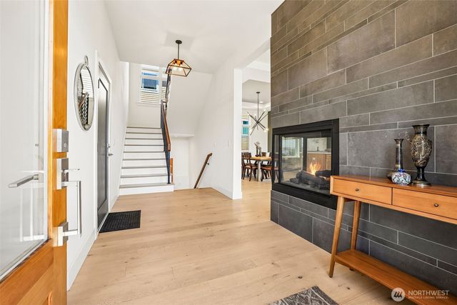 2460 W Lynn Street, Seattle, WA 98199