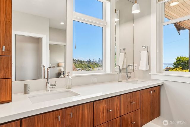 2460 W Lynn Street, Seattle, WA 98199
