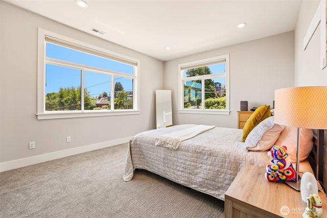 2460 W Lynn Street, Seattle, WA 98199