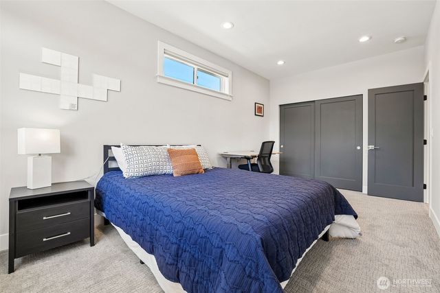 2460 W Lynn Street, Seattle, WA 98199