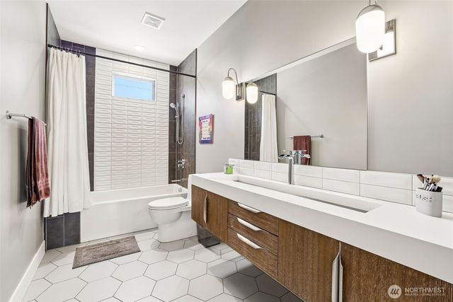 2460 W Lynn Street, Seattle, WA 98199