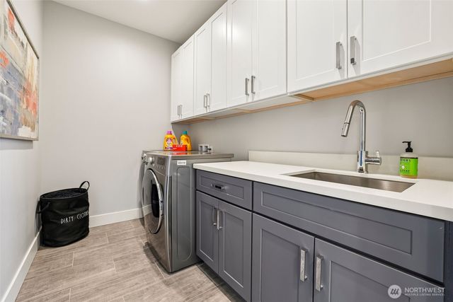 2460 W Lynn Street, Seattle, WA 98199