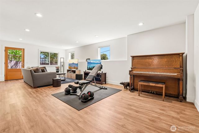 2460 W Lynn Street, Seattle, WA 98199
