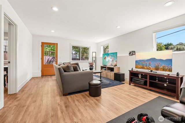 2460 W Lynn Street, Seattle, WA 98199
