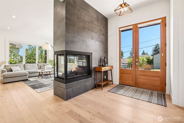 2460 W Lynn Street, Seattle, WA 98199