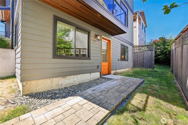 2460 W Lynn Street, Seattle, WA 98199