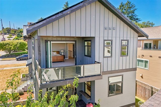 2460 W Lynn Street, Seattle, WA 98199