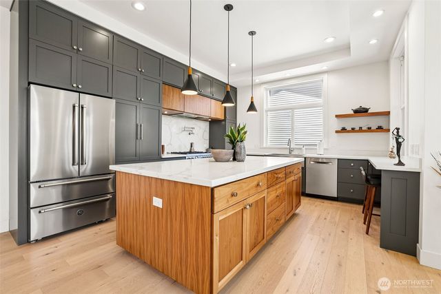2460 W Lynn Street, Seattle, WA 98199