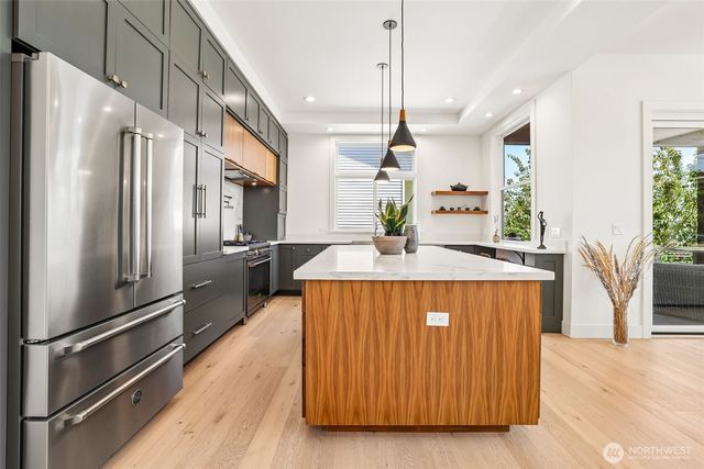 2460 W Lynn Street, Seattle, WA 98199