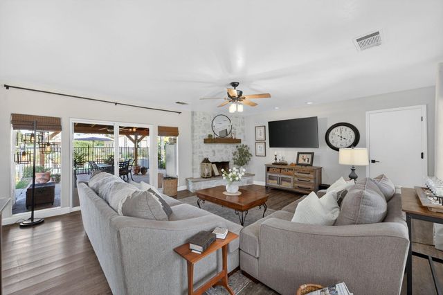 9198 N Fowler Avenue, Clovis, CA 93619