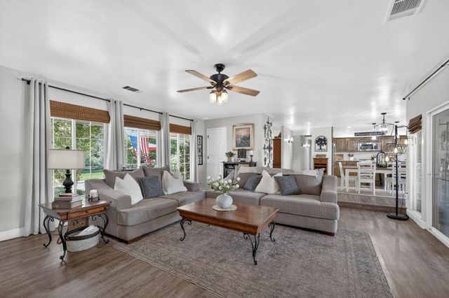 9198 N Fowler Avenue, Clovis, CA 93619