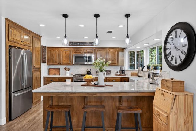 9198 N Fowler Avenue, Clovis, CA 93619