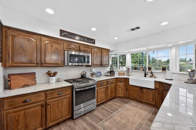 9198 N Fowler Avenue, Clovis, CA 93619