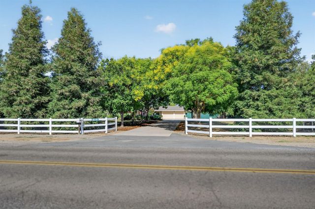 9198 N Fowler Avenue, Clovis, CA 93619