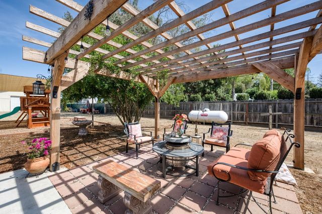 9198 N Fowler Avenue, Clovis, CA 93619