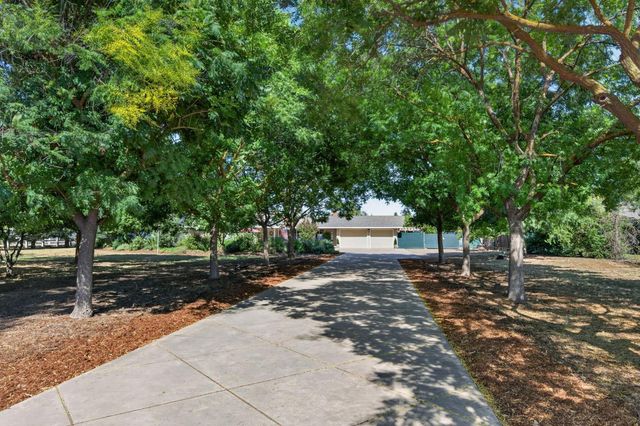 9198 N Fowler Avenue, Clovis, CA 93619