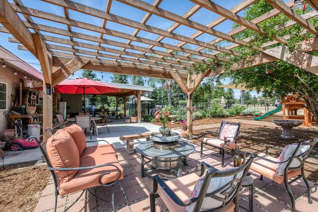 9198 N Fowler Avenue, Clovis, CA 93619